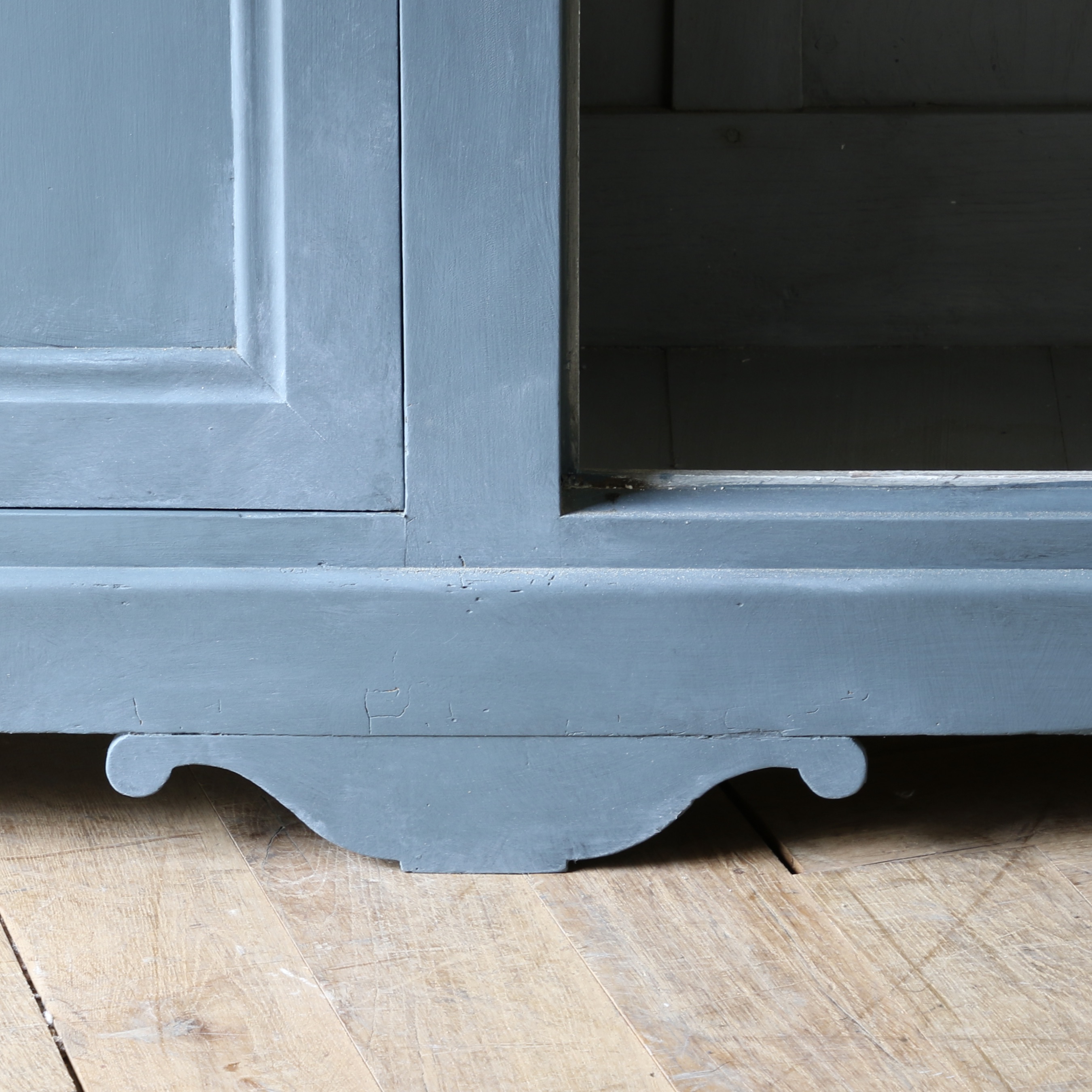 Louis Philippe Dresser Base